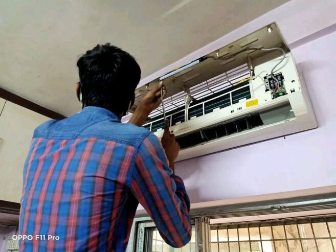 Home service electrician n repayaring at your home